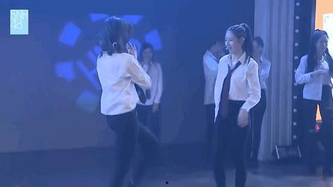 吃瓜女生唱歌视频,揭秘吃瓜女生独特音乐魅力