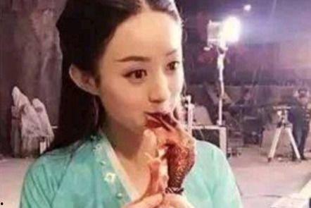 赵丽颖吃瓜视频快本,笑料百出引网友热议