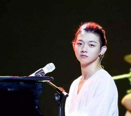 张艺兴霍尊吃瓜视频,娱乐圈幕后故事大揭秘