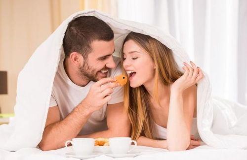 两夫妻找鸭子吃瓜视频,趣味横生日常瞬间