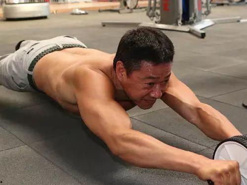 牛牛酱吃瓜视频腹肌男,牛牛酱吃瓜视频中的健身达人