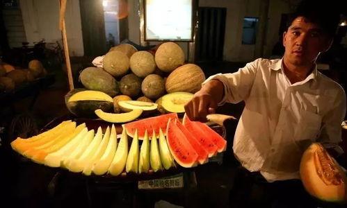 新疆夜市吃蜜瓜视频播放,甜蜜瞬间，播放量飙升